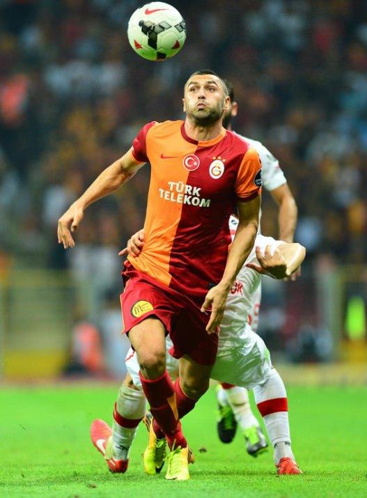 <p>Burak Yılmaz’ın piyasa değeri ise 127’sinin piyasa değerinden daha yüksek. Araştırma ile ilgili bir değerlendirme yapan Perform Türkiye Genel Müdürü Emre Uğurlu şunları söyledi: “Rakamlar, futbol özelinde spor endüstrisinin günümüzde geldiği noktayı açıkça ortaya koyuyor. Türk spor endüstrisinin amiral gemileri olan iddaa gelirlerine, yayın haklarından elde edilen gelirlere ve büyük kulüplerin bütçelerine baktığımızda her bir kalemin Avrupa standartlarının üzerinde büyüdüğünü görüyoruz."</p>