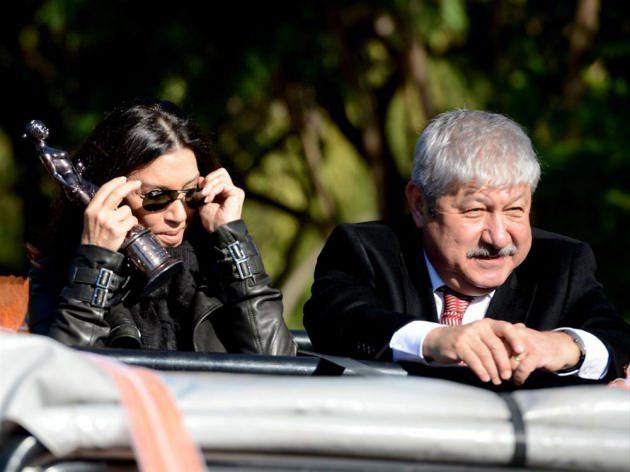 Antalya B&uuml;y&uuml;kşehir Belediye Başkanı Mustafa Akaydın ile Nebahat &Ccedil;ehre, Ediz Hun, Eşref Kol&ccedil;ak, S&uuml;mer Tilma&ccedil;, Tanju G&uuml;rsu, Kuzey Vargın, Oya Aydoğan'ın da arasında bulunduğu Yeşil&ccedil;am'ın sevilen sanat&ccedil;ıları, Antalya K&uuml;lt&uuml;r Merkezi (AKM) &ouml;n&uuml;nde &uuml;st&uuml; a&ccedil;ık ara&ccedil;lara binerek, B&uuml;y&uuml;kşehir Belediyesine kadar s&uuml;ren kortejde halkı selamladı.