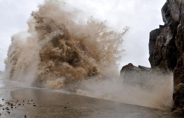 <p>Fucien Meteoroloji İdaresi, Fitov tayfununun sahildeki Fuding kentinden 360 kilometre mesafede olduğunu ve 15-20 kilometrelik bir hızla yaklaştığını duyurdu.</p>