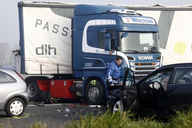 Yetkililer, bu sabah Zonnebeke'deki otoyolda meydana gelen 3 zincirleme kazada, 1 kişinin &ouml;ld&uuml;ğ&uuml;n&uuml;, 76 kişinin yaralandığını, sağlık ekiplerinin yaralıları ara&ccedil;lardan &ccedil;ıkarmak i&ccedil;in yoğun &ccedil;aba g&ouml;sterdiğini bildirdi.