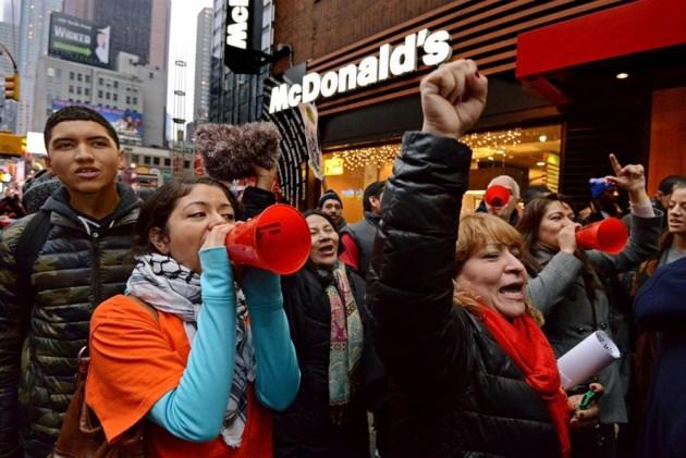 New York'ta 06.30 sıralarında bir Mc Donald's şubesine giren yaklaşık 100 kişilik grup, "7,25 dolarla yaşayamayız" diye slogan attı. Polis tarafından dışarı çıkarılan protestocular bir süre daha eylemlerini sürdürdükten sonra dağıldı.