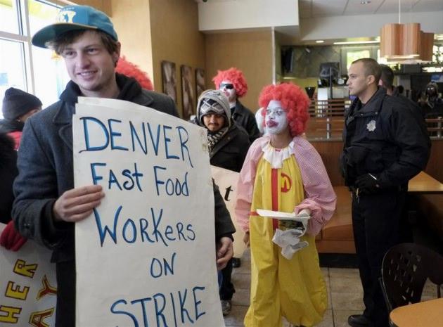 ABD'de fast-food sektöründe yaklaşık 3,5 milyon kişi çalışıyor. Asgari ücretin saatinin 7,25 dolar olduğu ülkede fast-food çalışanları ortalama 8,94 dolar kazanıyor.