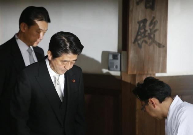 Frak ve &ccedil;izgili gri pantolondan oluşan resmi bir kıyafet giyen, gri kravat takan Japonya Başbakanı Şinzo Abe, iktidara ikinci kez gelişinin birinci yıld&ouml;n&uuml;m&uuml;nde, başkent Tokyo'nun merkezindeki Yasukuni Tapınağı'na 15 dakika s&uuml;ren bir ziyarette bulundu.