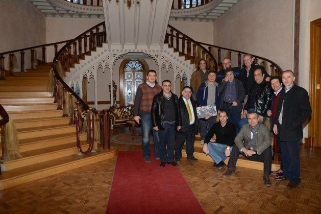 İstanbul Klasik Otomobilciler Derneği’nin ‘Yeşilçam’a Saygı’ etkinliğinde biraraya gelen oyuncular filmin hayatta olmayan diğer oyuncularını ve emektarlarını hep birlikte andılar.