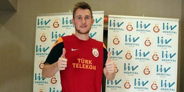 <p><strong>İzet Hajroviç</strong></p>
<p>Galatasaray'ın prensipte anlaştığı Boşnak futbolcu İzet Hajrovic, sağlık kontrolünden geçti.</p>
<p>Bir dizi kontrolden geçen Hajrovic, basın mensuplarına yaptığı açıklamada, Galatasaray'ı küçüklüğünden bu yana takip ettiğini belirterek, "Bu takımda oynayacağım için çok mutluyum. Galatasaray önemli tarihi olan bir kulüp. Burada olduğum için çok mutluyum" dedi.</p>