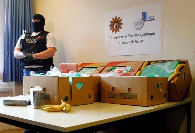 Berlin'de bulunan 4 farklı s&uuml;permarkette, meyve kasalarının i&ccedil;inde saklı yaklaşık 140 kilo kokain bulundu.