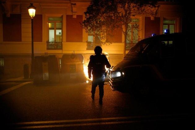 İspanya'nın başkentinde yaklaşık 2 bin kişi, g&uuml;nlerdir kentlerinde yapılacak meydan d&uuml;zenlemesine karşı protesto g&ouml;sterileri yapan Burgos'lulara destek i&ccedil;in toplandı.