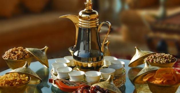 <p><strong>15-Birleşik Arap Emirlikleri</strong></p>

<p>En son yapılan bir araştırmaya göre kişi başı yıllık çay tüketim miktarında Türkiye açık ara farkla başı çekiyor. 'Euromonitor' araştırma şirketinin hazırladığı rapora göre Türkler yılda, kişi başı 3 kg çay tüketiyor. Türkiye'yi İrlanda ve İngiltere takip ediyor.</p>

<p>Birleşik Arap Emirlikleri'nda kişi başı çay tüketimi 450 gr</p>

<p>*Değerler yaklaşıktır.</p>
