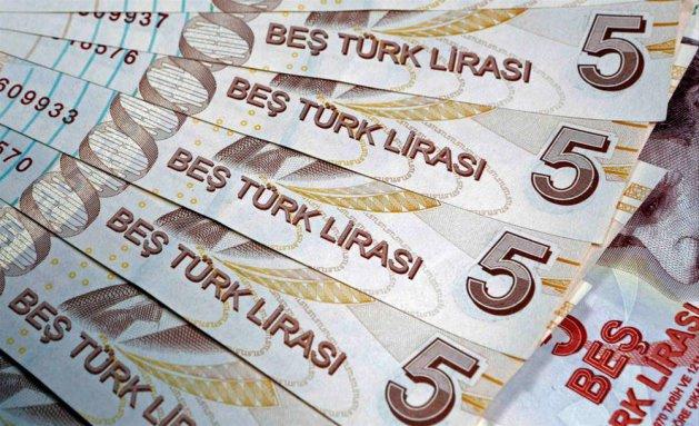 <p>İngiltere'de ekonomi ağırlıklı yayın yapan Financial Times gazetesi, kararı, "Türkiye ve Hindistan merkez bankalarının önderliğinde gelen faiz artırımları gelişmekte olan piyasalarda toparlanma yarattı. Ankara'nın bu agresif hamlesi piyasaları şaşırttı" cümleleriyle sayfalarına taşıdı.</p>