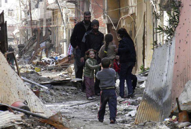 Suriye'de muhaliflerin kontrolündeki Humus kenti tam 1.5 yıldır Suriye ordusunun kuşatması altında. Çatışmalar nedeniyle harabeye dönüşen Humus'a yaklaşık 1.5 yıldır insani yardım da ulaştırılamıyor.