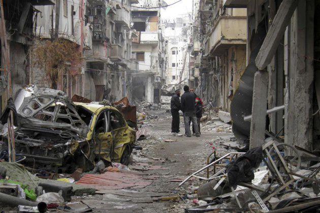 Humus'ta antik kent dahil 13 semtin kuşatma altında olduğunu belirten gazeteci Baybars Altalavi, "Aileler, kadınlar, yaşlılar, yaralılar var. Yaşlıların çoğunun kronik rahatsızlıkları bulunuyor, ama ilaçları yok" dedi.