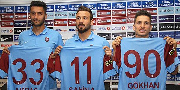 <p><strong>Trabzonspor'da imza şov!</strong></p>
<p>Trabzonspor devre arasında kadroya genç oyuncuları dahil etti! Bordo-Maviller yeni transferleri Şahin Aygüneş (Kasımpaşa) , Gökhan Alsan (1461 Trabzon) ve Mustafa Akbaş'la( 1461 Trabzon) kulüp binasında düzenlenen törenle sözleşme imzaladı.</p>