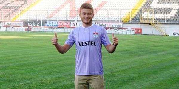 <p><strong>Gökay İravul</strong></p>
<p>Kulüpten yapılan yazılı açıklamaya göre, Manisaspor, orta saha oyuncusu Gökay İravul'un transferi konusunda Fenerbahçe ile anlaşmaya vardı. 1,5 yıllığına kiralık olarak alınan futbolcu, akşam saatlerinde gerçekleştirilen antrenmana dahil olup, takımdan ayrı düz koşu yaptı.</p>