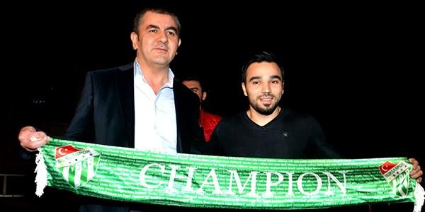 <p><strong>Volkan Şen</strong></p>
<p>Trabzonspor'da kadro dışı kalmasının ardından eski takımı Bursaspor'un yeniden gündemine giren Volkan Şen, Başkan Erkan Körüstan ile yapılan görüşmeler sonrasında Bursaspor'la 4,5 yıllığına anlaştı.</p>