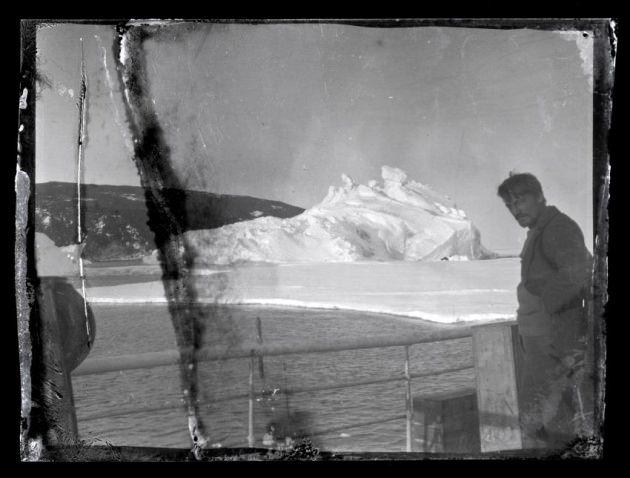 Bundan tam 100 yıl önce İngiliz kaşif Ernest Shackleton, keşif gemisiyle Antartika'nın etrafını dolaşarak tarihe geçmek istedi. İngiliz kaşifin bu hayali büyük bir felaketle sonuçlandı. Antartika'da batan gemiye yardıma giden 10 kişi buzullarda 2 yıl boyunca hayatta kalma mücadelesi verdi. 100 sonra ise, bu misyonun fotoğrafları gün ışığına çıktı.