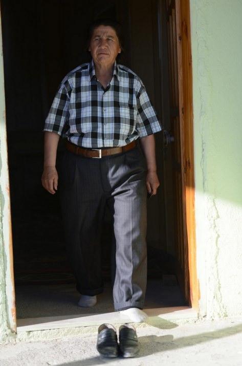 <p>Ulaş il&ccedil;esine bağlı Yapalı k&ouml;y&uuml;nde yaşayan ve bir yaşındayken babasını kaybeden Y&uuml;ksel, babasının &ouml;l&uuml;m&uuml;n&uuml;n ardından annesi tarafından kendini daha iyi koruyacağı d&uuml;ş&uuml;ncesiyle erkek gibi yetiştirildi.</p>