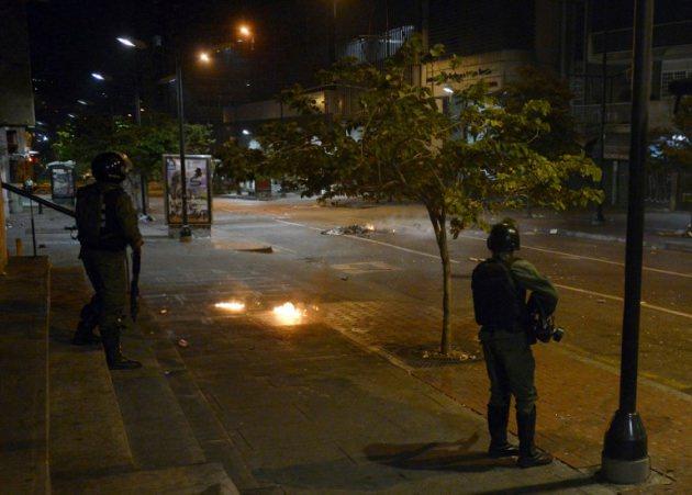 Venezuela'da dün hükümet karşıtı protestocularla, güvenlik güçleri arasında yaşanan çatışmalarda 2 kişi hayatını kaybetti.