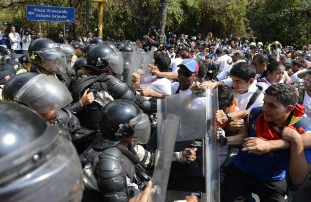 D&uuml;n &ccedil;ıkan olaylarda 3 kişi yaşamını yitirdi. H&uuml;k&uuml;met karşıtı g&ouml;sterilerin başlamasından bu yana 25 kişi &ccedil;atışmalarda hayatını kaybetti. 