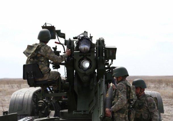 <p>Otomatik doldurma sistemi sayesinde dakikada 6 atım yapabilen Fırtına Obüsü, tam zırh özelliğiyle mürettebatını da koruyor. Fırtına Obüsü'nün namlusu Makine ve Kimya Endüstrisinde, atış kontrol sistemleri Aselsan'da, güç grubu dışındaki diğer sistemler ise yurttaki üreticilerden tedarik ediliyor. Obüs, 1'inci Ana Bakım Merkezi Komutanlığında üretiliyor.</p>