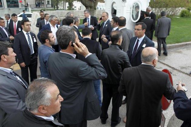 Partilerin grup toplantılarını izlemek &uuml;zere Meclis&rsquo;e gelen vatandaşlar iki ayrı noktada arandı.