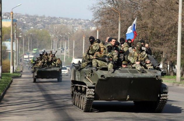 Ukrayna'da dün 11 kişinin ölümüyle sonuçlanan gerginlik devam ediyor. Rus bayrağı taşıyan 6 zırhlı aracın Ukrayna'nın doğusundaki Slavyansk kentinde görülmesi gerginliği tırmandırdı. Rus bayrağı taşıyan tankların sırrı ise, çözüldü. Söz konusu kişilerin, taraf değiştiren Ukrayna askerleri olduğu açıklandı.