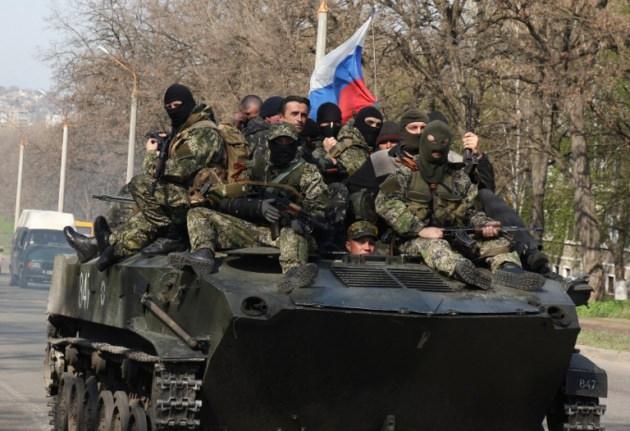 Rus bayrağı taşıyan 6 zırlı aracın Ukrayna'nın doğusundaki Slavyansk kentinde görülmesinin sırrı çözüldü. Tankların üzerindeki askeri üniformalı kişilerin, Ukrayna ordusundan firar ederek, Rus yanlılarının tarafına geçen Ukraynalı askerler olduğu belirtildi. 