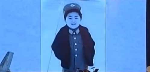 <p>Dünyanın hakkında çok az şey bildiği Kuzey Kore lideri Kim Jong Un'un çocukluk fotoğrafları gün yüzüne çıktı. İlk kez yayınlanan fotoğraflar, Kim Jong Un'a yönelik sevgi seline dönüşen bir konser sırasında paylaşıldı.</p>
