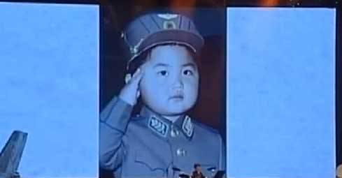 <p>31 yaşındaki Kuzey Kore lideri Kim Jong Un'un çocukluk fotoğrafları ilk kez yayınlandı. Bir karede, daha 4- 5 yaşlarında olan minik Kim askeri üniformayla selam veriyor.</p>