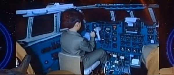 <p>Minik Kim başka bir karede ise, askeri bir uçağın pilot koltuğunda otururken görülüyor.</p>