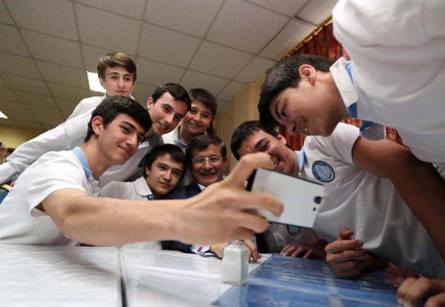 <p>&Ouml;ğrencilerle birlikte yemek yiyen Bakan Davutoğlu, &ouml;ğrencilerle selfie &ccedil;ektirdi.</p>
