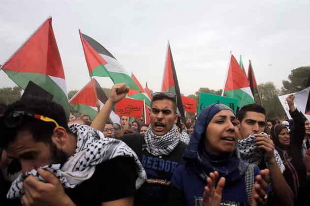 İsrail, kutlamalara başlarken, 'Nekbe' (B&uuml;y&uuml;k felaket) olarak andıkları kuruluş yıl d&ouml;n&uuml;m&uuml;nde binlerce Filistinli, Taberiye kentinden İsrail'in bağımsızlığını ilan ettiği 14 Mayıs 1948 tarihinde halkını zorla g&ouml;&ccedil;e tabi tuttuğu Filistin k&ouml;y&uuml; Lubye'ye doğru y&uuml;r&uuml;y&uuml;ş d&uuml;zenledi.