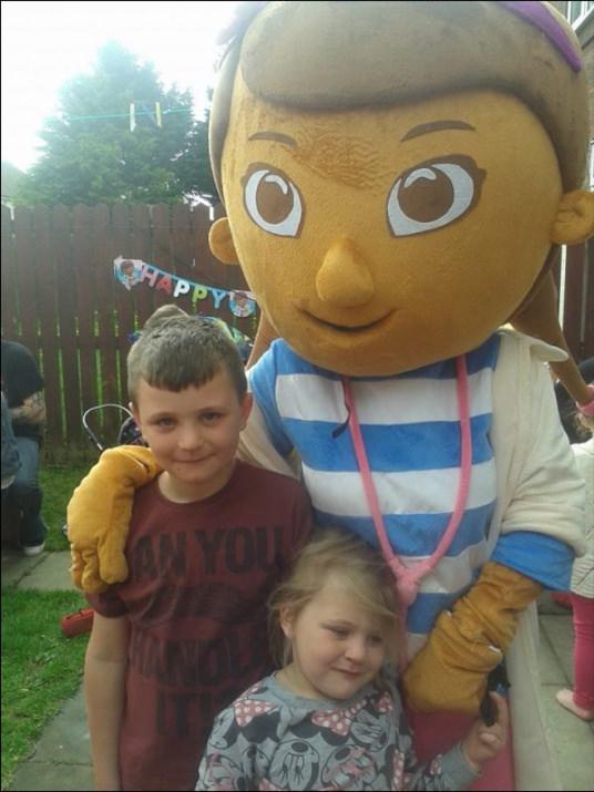 Alerjik reaksiyonlar y&uuml;z&uuml;nden 50'den fazla hastaneye kaldırılan k&uuml;&ccedil;&uuml;k &ccedil;ocuğun en &ouml;nemli sorunlarından biri de kendisi.