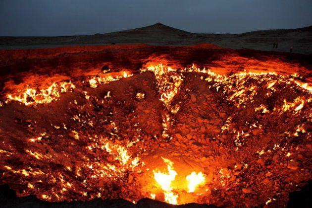 <p><strong>Cehennem kapısı - Türkmenistan</strong></p>
<p>1971'de Rus yer bilimi uzmanları doğalgaz araması yaparken tesadüfen buldukları uzun bir kuyudur. Çapı 70 metreyi bulan bu kuyudan Metan Gazı çıktığı için bilim insanları çevreyi korumak adına bu kuyuyu ateşe verdiler ve o zamandan beri kuyu sürekli yanmaktadır.</p>
