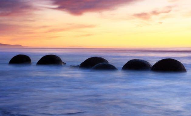 <p><strong>Moeraki Kayaları</strong></p>
<p>Yeni Zelanda da Otago ve Moeraki arasındaki sahilde bulunan bu kayaların ilginç özelliği, büyük boyutları ve yuvarlak şekilleri. Çapları 40 santimetre ile 4 metre arasında değişmekte.</p>