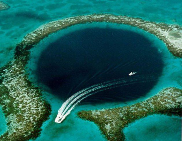 <p><strong>Büyük Mavi Çukur</strong></p>
<p>Belize açıklarında bulunan 'Büyük Mavi Çukur' gezegenin en iyi dalış noktası sayılıyor. 1971'de ünlü bilim adamı Jaques Yves Cousteau tarafından adı tüm dünyaya duyurulan 305 metre çapında, 146 metre derinliğindeki çukur her ne kadar dalma meraklılarının çok iyi bildikleri bir yer olsa da, böge yerlileri için hala esrarını koruyor.</p>