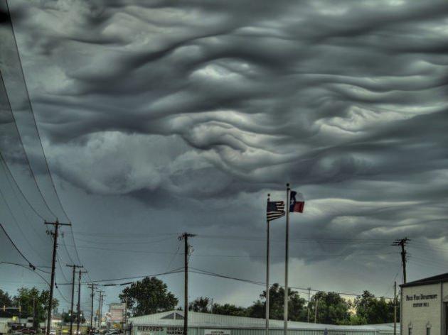 <p><strong>Asperatus Bulutları</strong></p>
<p>'Undulatus asperatus' olarak bilinen bu bulutlar çarpıcı bir görünüme sahip olabiliyorlar, seyrek meydana geliyorlar ve yeni bir tür bulut olarak gösteriliyorlar.</p>