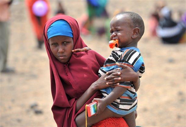 Fakat &ccedil;ocuklar ilk kez g&ouml;rd&uuml;kleri balonları yiyecek zannederek yemeye kalktı.