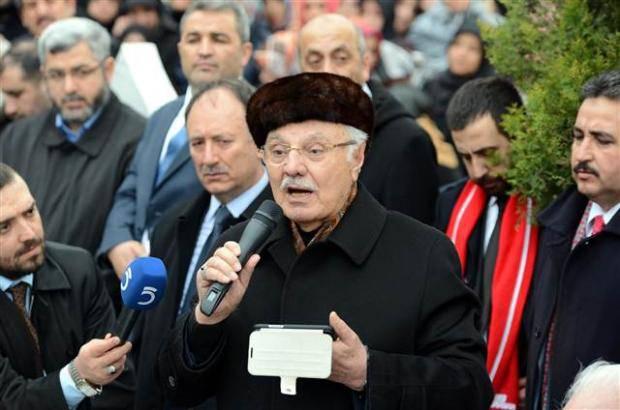 27 Şubat 2011 tarihinde hayatını kaybeden Prof. Dr. Necmettin Erbakan, Saadet Partisi Genel Başkanı Mustafa Kamalak, Erbakan&rsquo;nın yakın &ccedil;alışma arkadaşlarından Saadet Partisi Y&uuml;ksek İstişare Kurulu &Uuml;yesi Yasin Hatipoğlu, Saadet Partisi İl Başkanı H&uuml;seyin Oru&ccedil;, Saadet Partisi İBB Başkan Adayı Selman Esmerer, partililer ve kalabalık bir grup tarafından mezarı başında anıldı. 