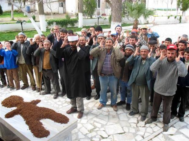 <p>Kuru &uuml;z&uuml;m fiyatlarından memnun olmayan &uuml;reticiler, musalla taşına koydukları kuru &uuml;z&uuml;m&uuml;n ''Cenaze'' namazını kıldı.</p>