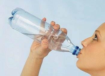 <p>En az 3 fincanı da rezene &ccedil;ayı olmalı ki mide rahatsızlığı; gaz ve şişkinlik yaşamayalım. Siyah &ccedil;ayın beyindeki susama merkezini baskılayıp bize su i&ccedil;meyi unutturduğunu da g&ouml;z &ouml;n&uuml;nde bulundurun ve ramazanda siyah &ccedil;ayı kesin veya &ccedil;ok a&ccedil;ık olarak 1 ila 2 fincan t&uuml;ketin.</p>