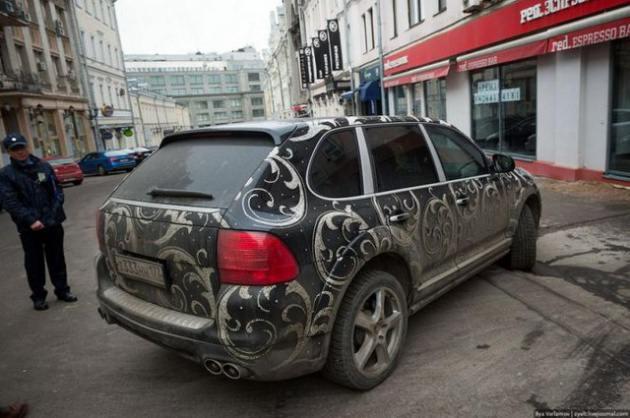 Sadece 80 Ruble olan (5 TL) park &uuml;cretini &ouml;demeyip otopark alanlarını bedava kullanmaya &ccedil;alışanların denedikleri y&ouml;ntemler ise şeytanın bile aklına gelmeyecek t&uuml;rden.