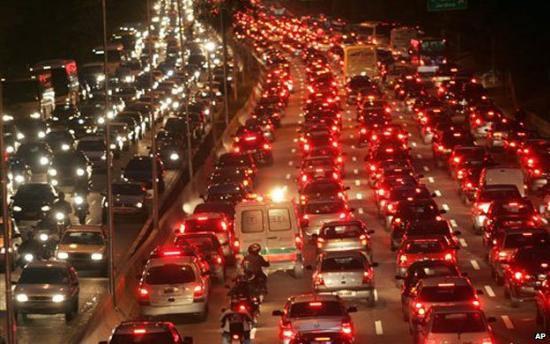 <p>Uzmanlar, bayramda ve sonrasındaki yaz tatili için şehirler arası seyahate çıkacaklara "altın öğütler" verdi.</p>
<p>Bayram ve yaz tatil nedeniyle oluşacak trafik yoğunluğuna dikkati çeken uzmanlar, özel araçlarıyla tatile çıkmaya hazırlanan sürücelere önemli uyarılarda bulundu.</p>
<p>İleri sürüş teknikleri uzmanı Onur Akçay, yaptığı açıklamada, öncelikle araç bakımlarının tamamlanmadan uzun yola çıkılmaması gerektiğini söyledi.</p>
<p>Akçay'ın sürücülere yönelik tavsiyeleri şöyle..</p>