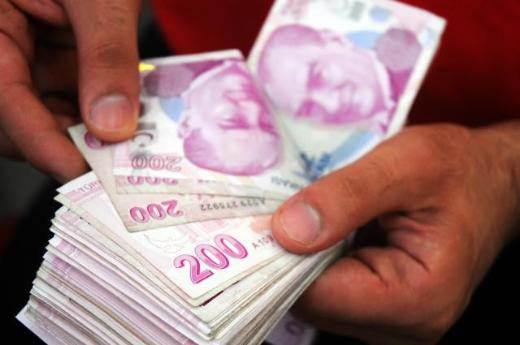 <p>HÜKÜMETİN 2014 Programı’ndan ilk altı ay için asgari ücrete yüzde 3, emekli aylıklarına ise yüzde 2.85 zam çıktı. Ekonomi yönetiminin hedeflerinin yer aldığı programa göre gelecek yıl doğuma bağlı analık, babalık, refakat ve ücretsiz izinler, kadınların istihdamını azaltmayacak şekilde iyileştirilecek. Programa göre gelecek yıl tüm kamu personeli maaş ve ücretlerine 175 lira seyyanen zam yapılması amaçlanırken, 7 milyar liralık da özelleştirme geliri elde edilmesi bekleniyor. Programa göre en son günlerin en çok tartışılan konusu haline gelen kadın istihdamına da özel yer verildi. İş dünyasını yakından ilgilendiren düzenlemelerden, makroekonomik hedeflere kadar birçok başlığın yer aldığı hükümetin 2014 programında şu noktalara yer verildi:</p>