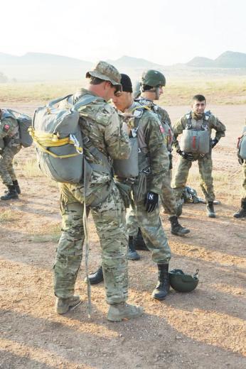 Türk askerlerinin burada Amerikan Kara Kuvvetleri’nin üst düzey eğitimli yeşil berelileriyle buluşup ortak eğitim ve tatbikatlar gerçekleştirdiklerini anlatan Osterhozer, iki NATO üyesi ülke olarak ortak operasyon anlayışını oturtmak için başlayan çalışmaların ilk ayağı diye nitelendirdiği tatbikat konusunda şu bilgileri verdi: “Fort Carson’da Amerikan Ordusu’na mensup 2 bin özel kuvvet askeri var. Yeşil bereliler de bu kuvvetlerin en bilinenleri. Türk askerler burada bizim yeşil bereli kuvvetlerimizle bir araya geldi. Ve yaklaşık 3 hafta boyunca belli başlı alanlarda ilerleme hedeflendi: