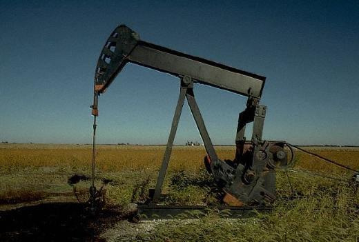 Türkiye’de 1934 yılında başlayan petrol arama çalışmaları için bugüne kadar yaklaşık 11 milyar dolar harcandı. 1970’li yıllarda Karadeniz, 1980’lerde ise Akdeniz’de ilk sondajlar yapıldı.  Türkiye bugün 118 üretim sahasında 1180 ham petrol kuyusu ile keşif bakımından Suudi Arabistan’ı yakalamış durumda. Ancak üretim açısından bakıldığında Türkiye’de günlük 45 bin varil, Suudi Arabistan’da ise 8 milyon varil üretim yapılıyor.   Enerji Gazetecileri ve Medya Derneği (EGAD) tarafından hazırlanan bir araştırmada ‘en derin kuyu’, en fazla üretim yapan doğal gaz sahası’ gibi veriler ortaya konuldu.   İşte ‘Türkiye’de Petrol ve Doğalgazın En’leri’: