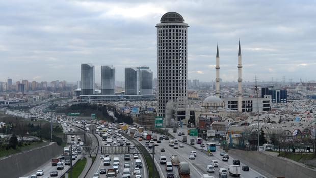 <p>Mahmutbey Yolu üzerinde inşa edilen dev 3 projede çalışmalar tüm hızıyla sürüyor. Yol üstüne yapılan büyük konut projelerinin bölgeye yaklaşık 40 bin nüfus getirmesi bekleniyor.</p>