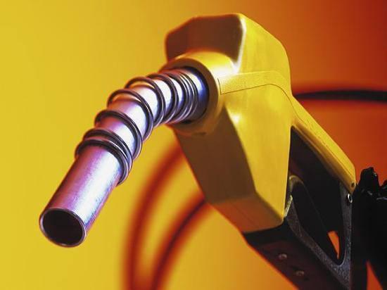 <p>Benzine sekiz gün arayla iki kere zam yapılması ve litre fiyatının 5 lirayı bulması tepkiyle karşılandı. Twitter'da dünyanınenpahalıbenzini gibi etiketler oluşturulurken sektör dernekleri konuya yönelik açıklama yapmak zorunda kaldı.</p>