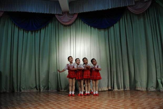 Öğrenciler okul müsameresi için dans gösterisi düzenliyor.