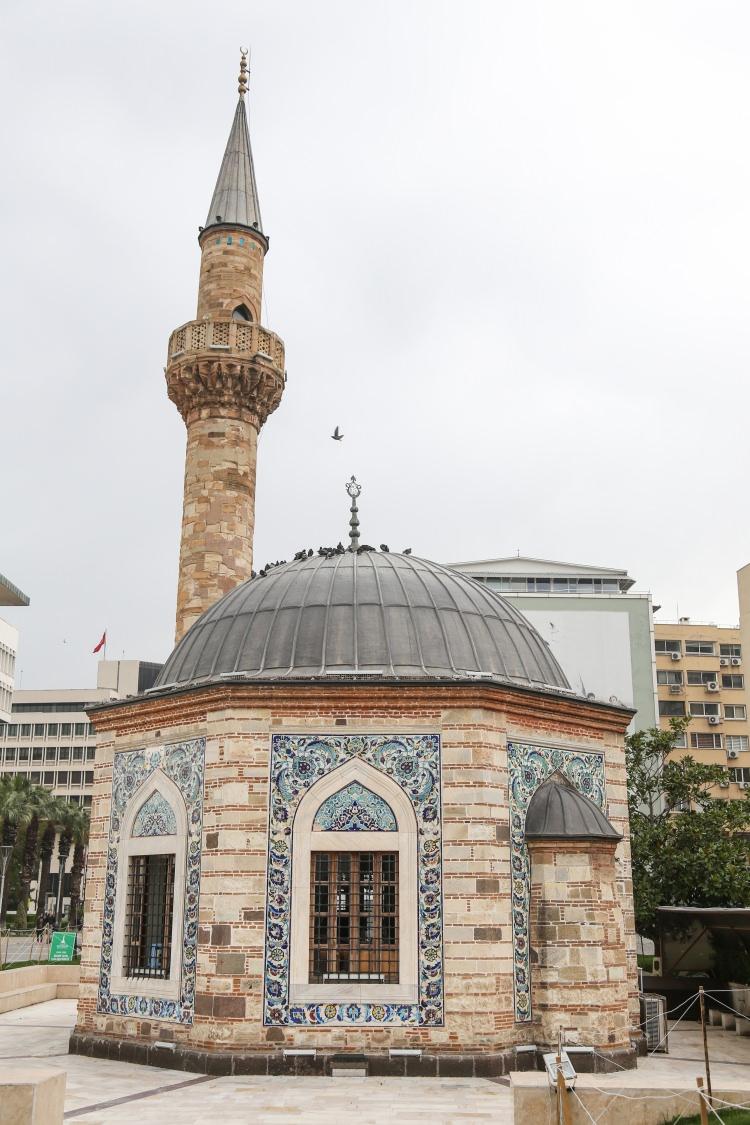 <p>13 - Konak Cami / İzmir 18. yüzyılın klasik Osmanlı mimari tarzında inşa edilmiştir. Firuze çinilerle süslü olan tarihi cami, İzmir'in en ünlü noktalarından biri olan Konak meydanında, Hükümet Konağı'nın hemen önündedir. yer alan cami. Günümüzde meydanla özdeşleşmiş bir mabettir.</p>