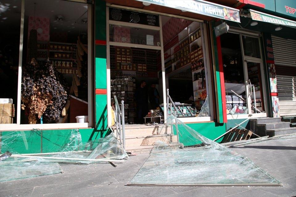 <p><strong>PKK'lı teröristlerin sürekli sivilleri hedef aldığına işaret eden Tekin, şöyle konuştu:</strong></p>
<p>"Allah'ın, peygamberlerin, meleklerin, bu mazlum ve mustazaf halkın laneti üzerlerine olsun. Ben, doğma büyüme Diyarbakır'lıyım, Kürt oğlu Kürt'üm ve Müslüman'ım. Patlamadan önce de sürekli biz mağdur oluyorduk bugün de aynı şey geldi başımıza. Sadece biz Kürtler zarar görüyoruz." </p>
